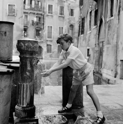 Hemmings David in Venice between rehearsals of The Turn of the Screw